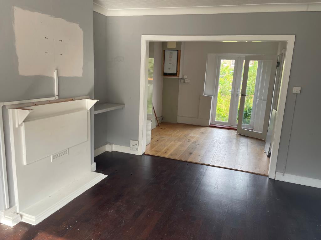 Lot: 65 - SEMI-DETACHED HOUSE WITH GARDEN AND DRIVEWAY - Living room with access to rear garden